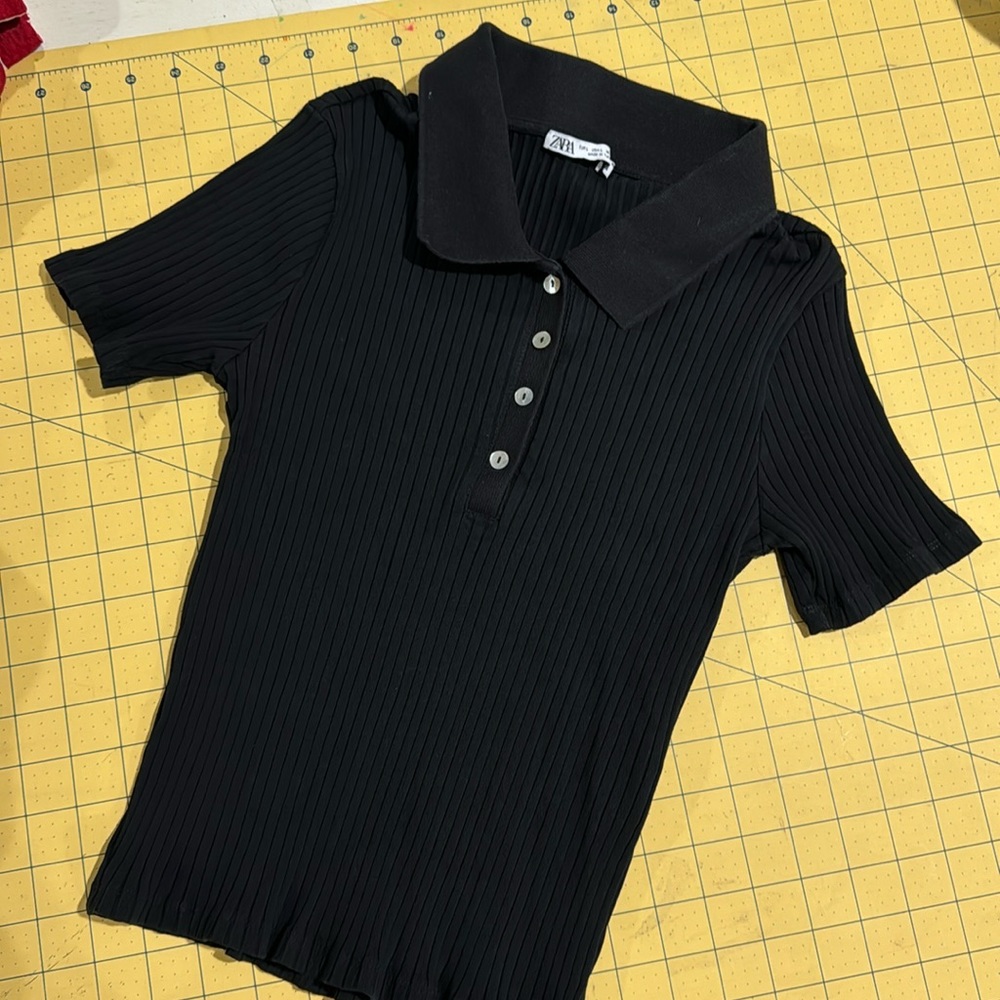 Sara. Color black. Size L.